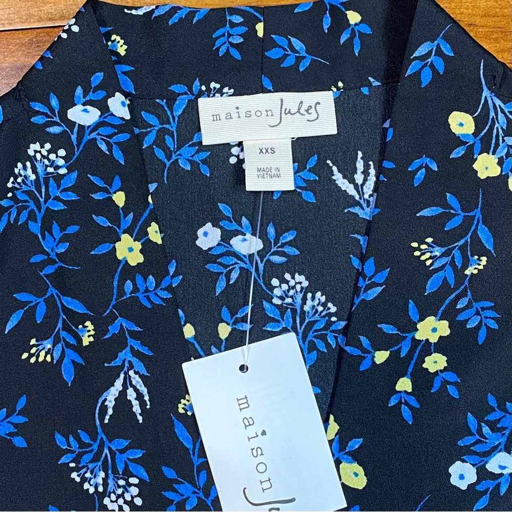 Maison Jules Printed V-Neck Black Blouse Yellow White Floral Print NWT
Size XXS - Picture 5 of 10